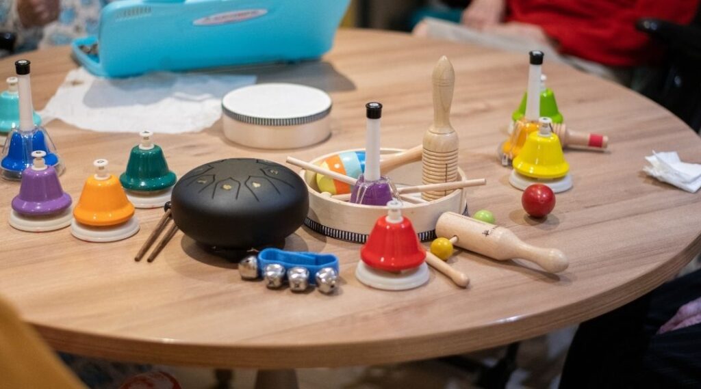 des-instruments-de-musique-pour-un-atelier-musicotherapie-pour-senior-en-ehpad-et-residence