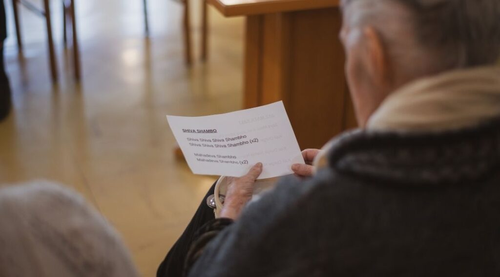 senior-participant-à-une-séance-de-musicothérapie-en-résidence-pour-personnes-âgées