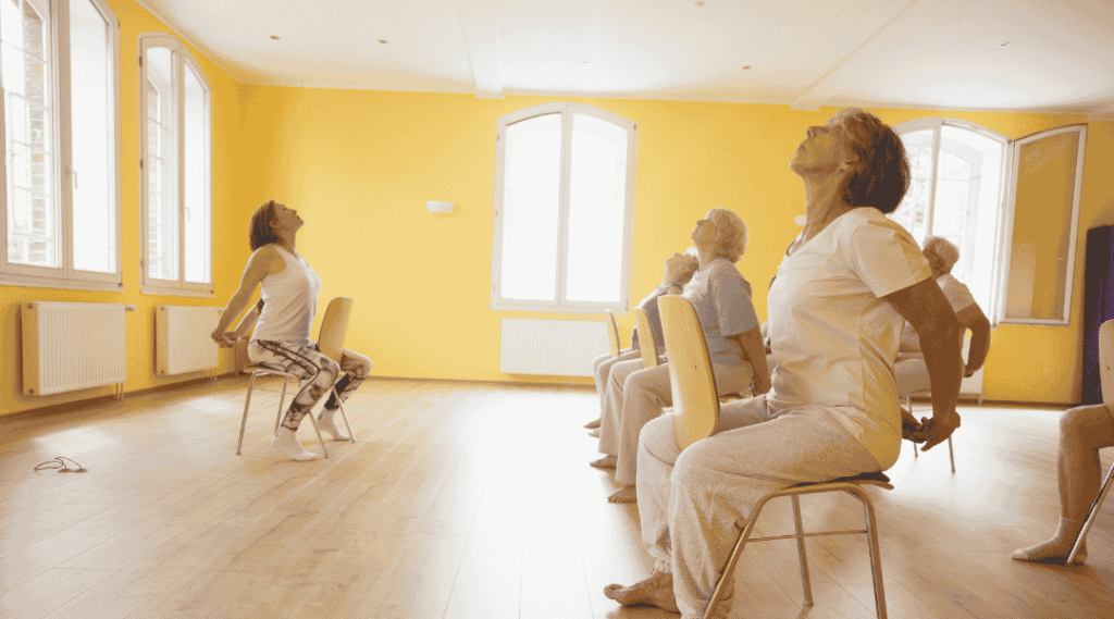 groupe-de-senior-lors-d-un-atelier-gym-douce-sur-chaise-pour-senior