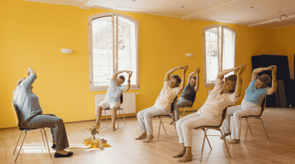 groupe-de-senior-lors-d-une-séance-de-gym-douce-dans-une-residence-senior