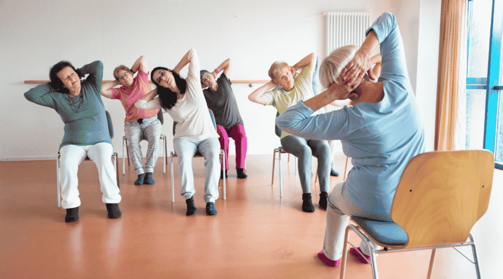 groupe-de-senior-lors-d-un-atelier-gym-douce-sur-chaise-pour-senior-en-residence-autonomie