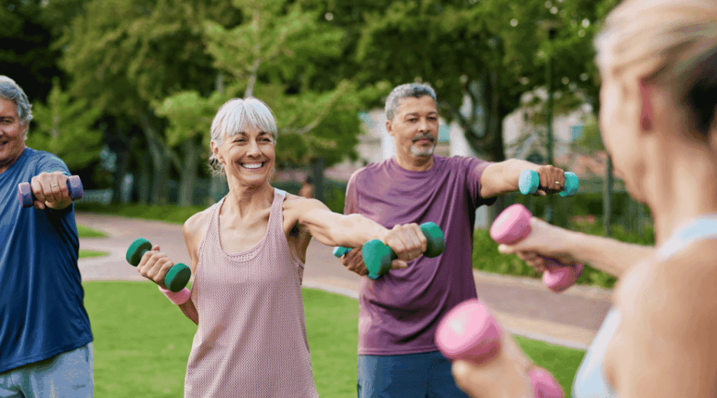 Groupe-de-seniors-effectuant-des-exercices-de-renforcement-musculaire-avec-des-haltères-légers-en-extérieur-dans-un-parc
