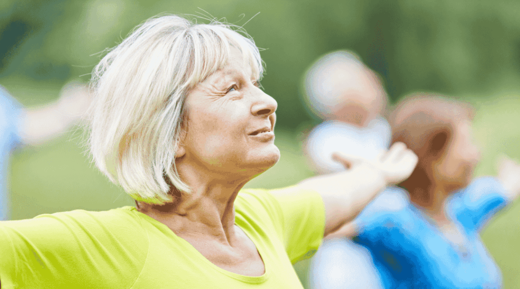 Femme senior-souriante-pratiquant-une-séance-de-yoga-et-d-étirements-en-plein-air