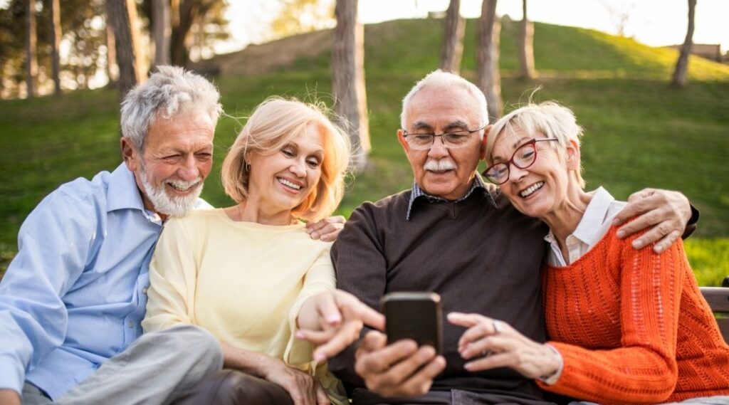 seniors-utilisant-un-smartphone-lors-dun-atelier-numerique