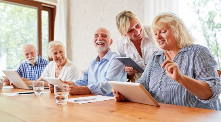 un-groupe-de-seniors-en-ateliers-numeriques-en-ehpad-residence-senior