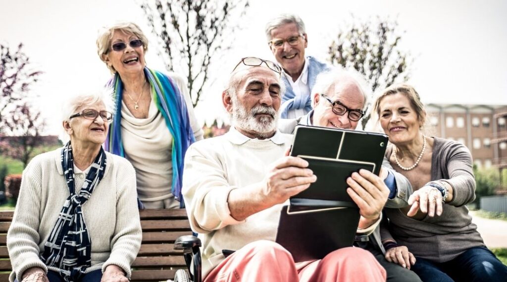 atelier-numerique-en-exterieur-pour-personnes-agees