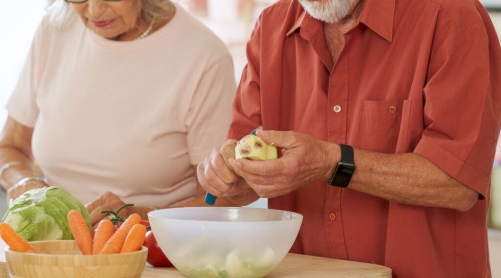 couple-de-seniors-preparant-des-legumes-lors-dun-atelier-alimentation-saine