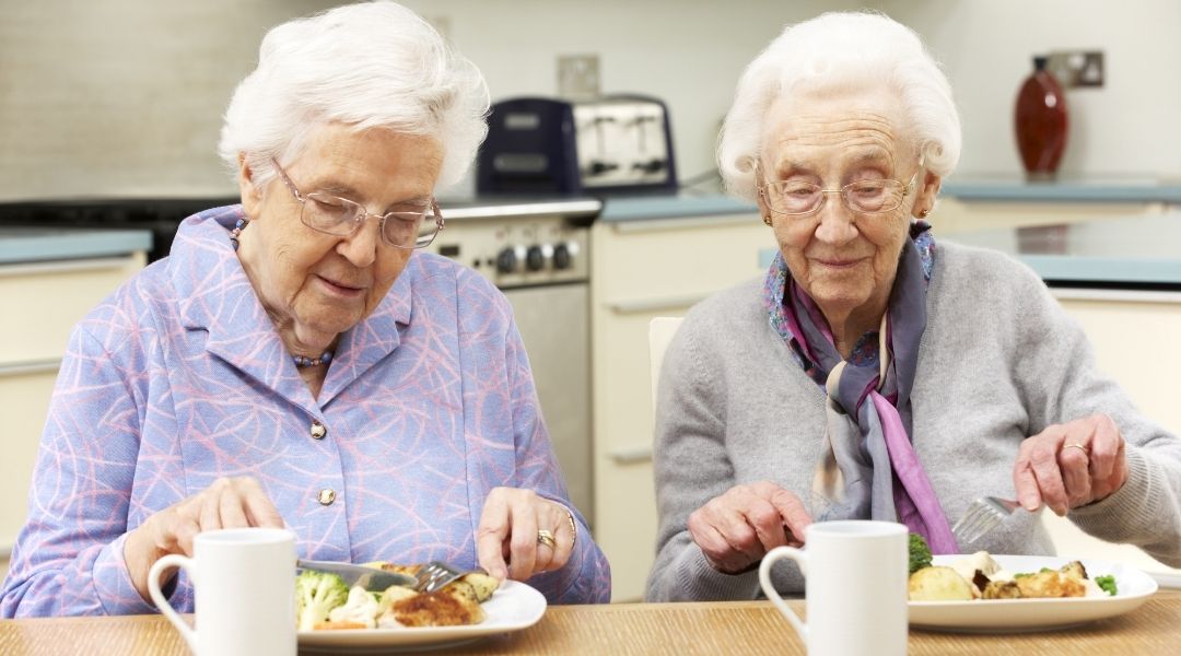 deux-seniors-partageant-un-repas-lors-dun-atelier-nutrition-en-residence-autonomie