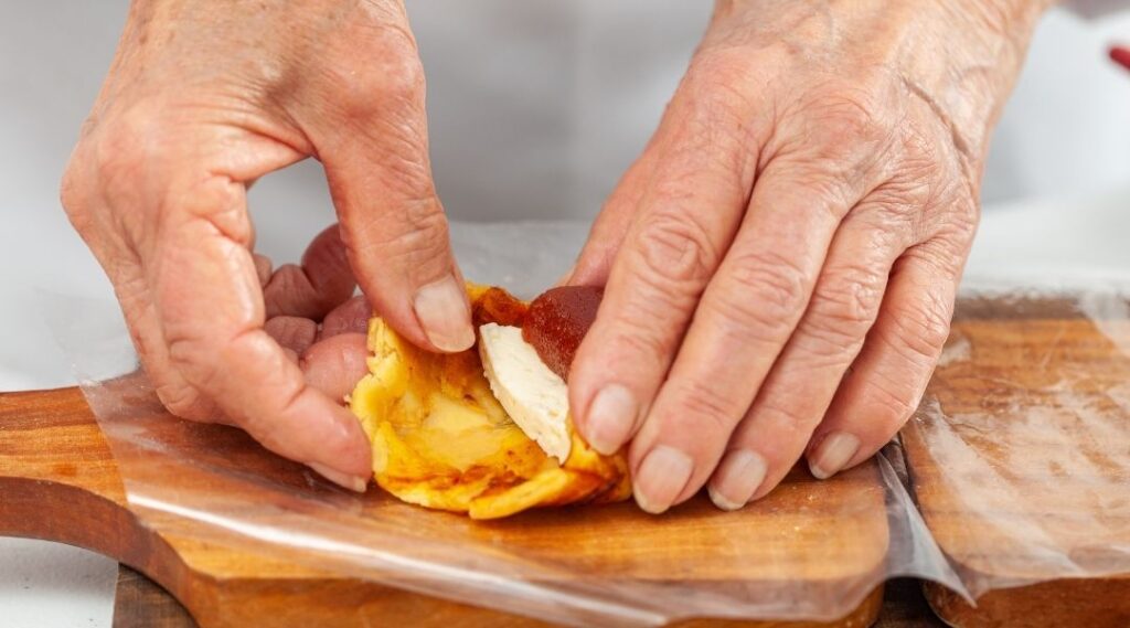 senior-preparant-un-repas-lors-dune-activite-cuisine-et-nutrition