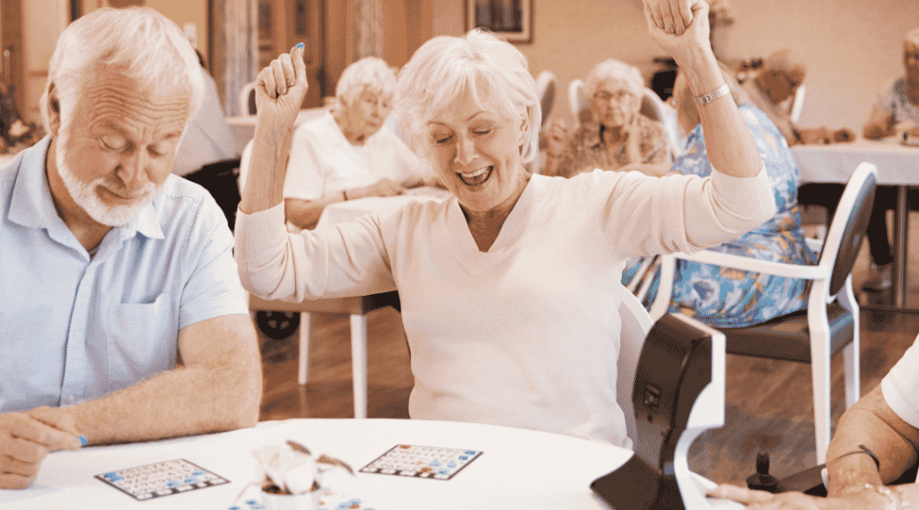 un-couple-senior-joue-jeux-de-société-en-ehpad