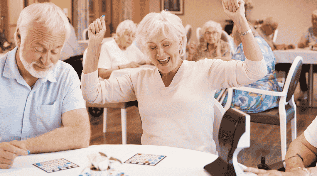 un-couple-senior-joue-jeux-de-société-en-ehpad