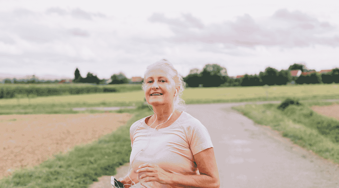 femme-senior-contente-en-faisant-la-marche