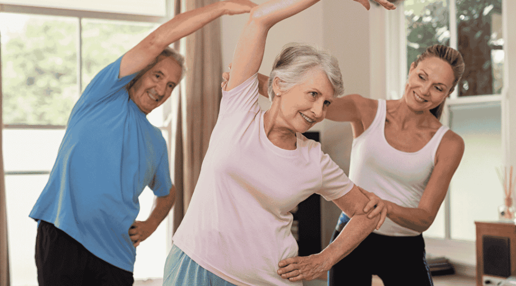 une-femme-senior-avec-intervenant-lors-d-un-atelier-de-gym-douce