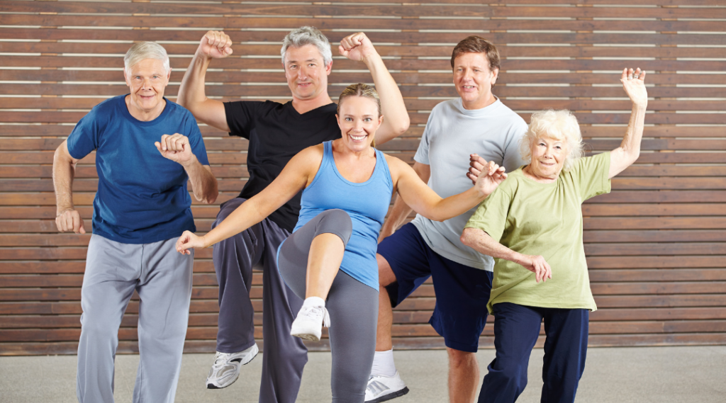 un-groupe-de-seniors-effectue-des-exercices-de-gymnastique-sur-chaise-en-levant-les-bras-en-residence-senior-ehpad