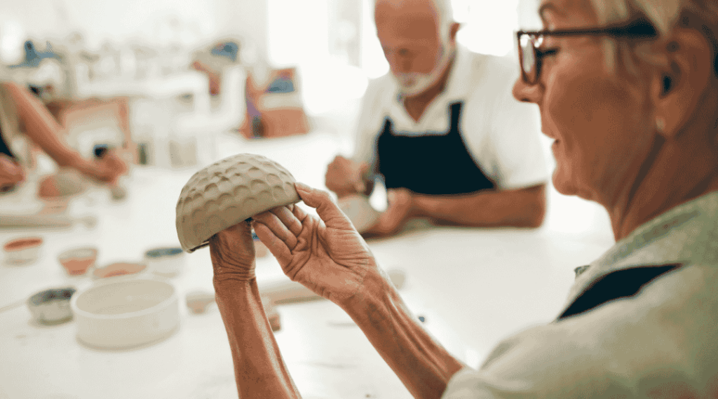 Activité-céramique-senior-peinture-et-créativité